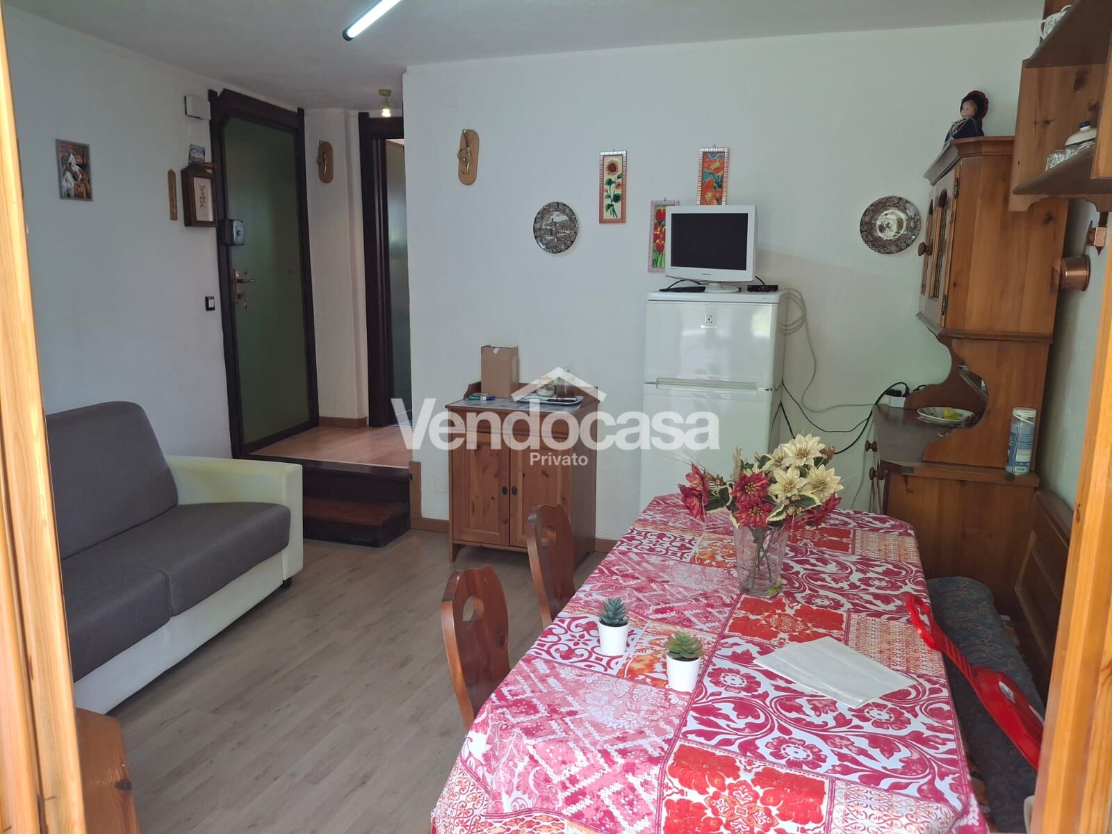 Appartamento di 45mq, 2 locali, 1 bagno, 1 camera da letto, con balcone e pavimenti in parquet, in v