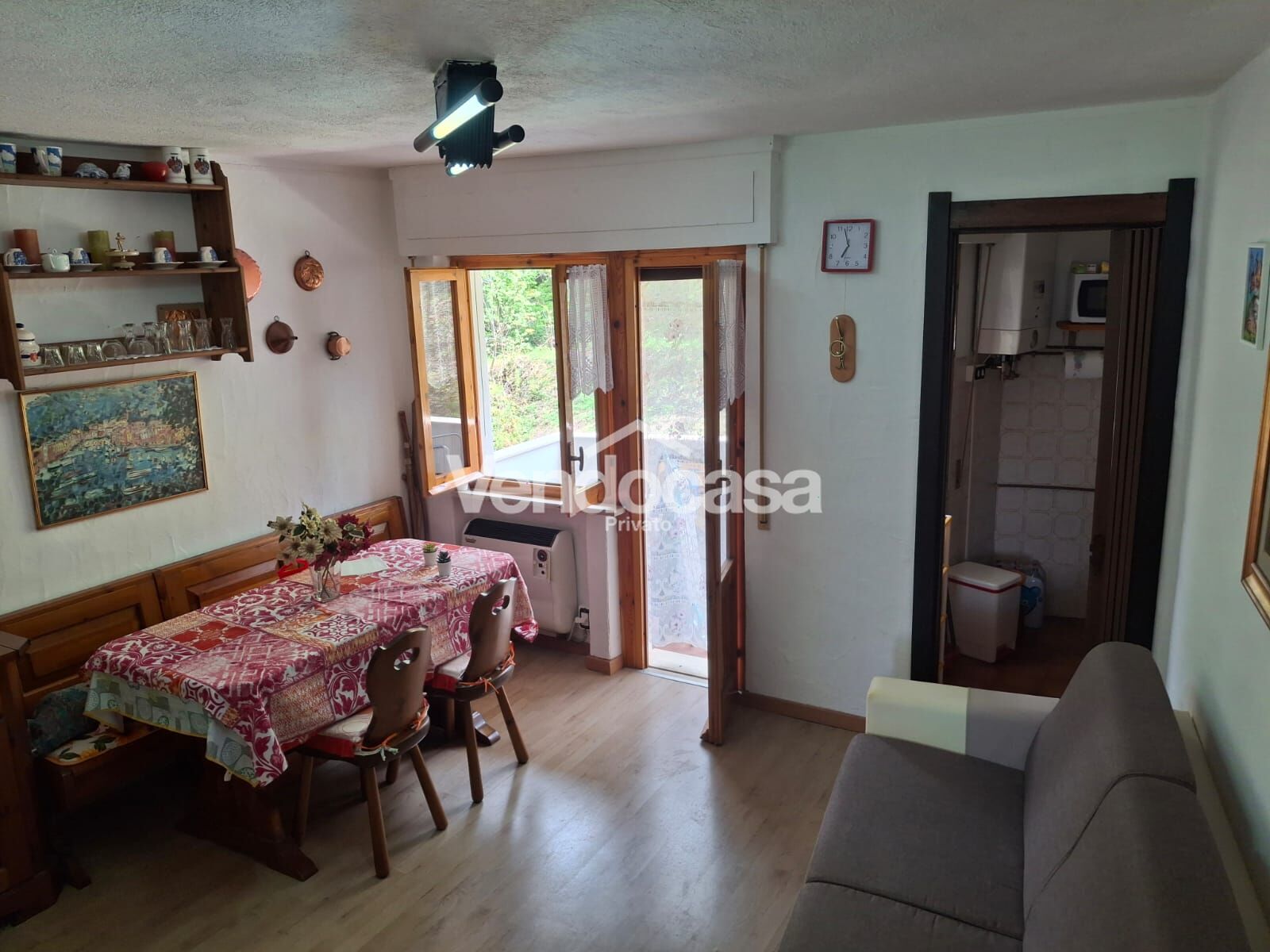 Appartamento di 45mq, 2 locali, 1 bagno, 1 camera da letto, con balcone e pavimenti in parquet, in v