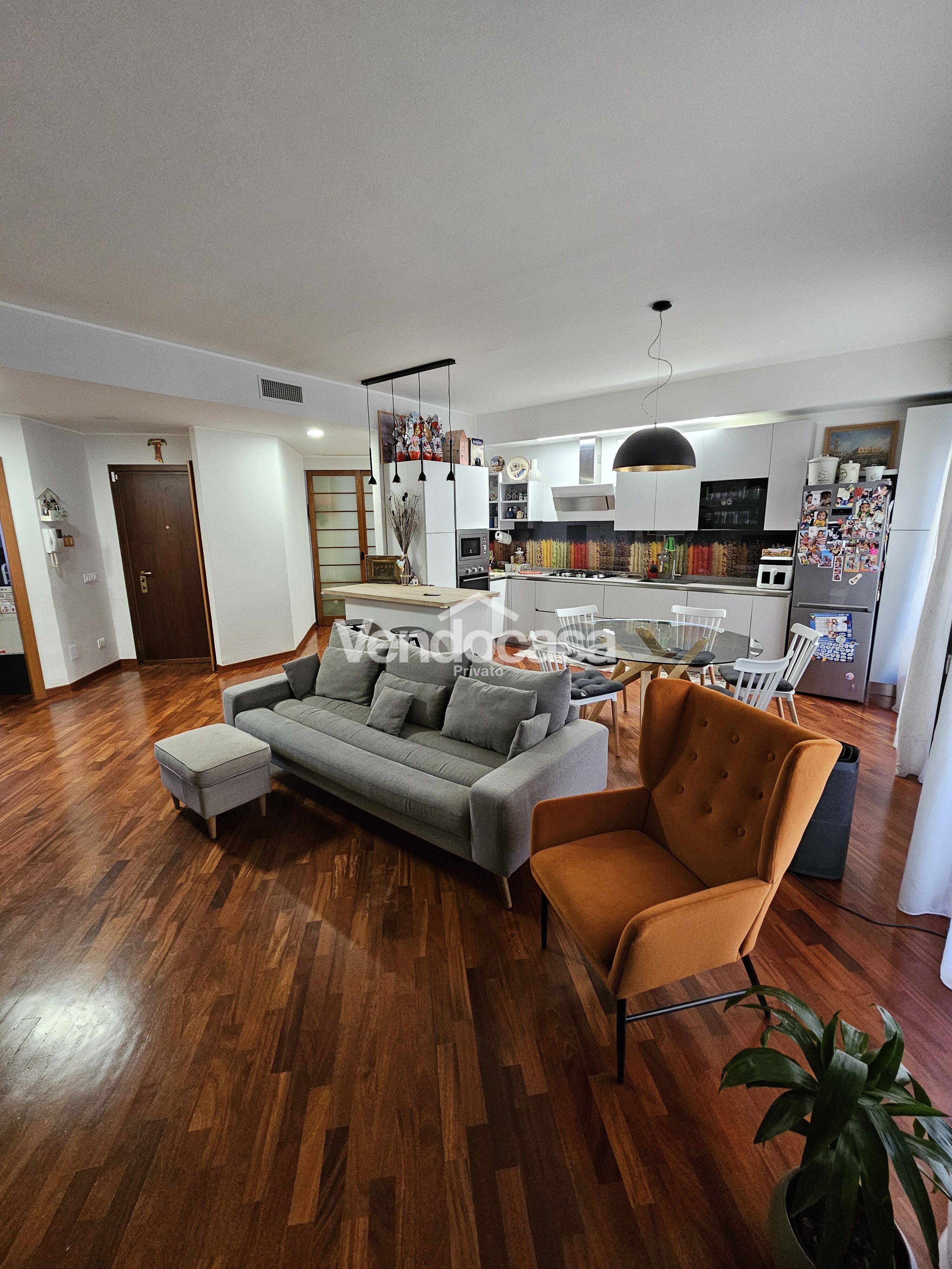 Elegante quadrilocale ristrutturato con tripla esposizione