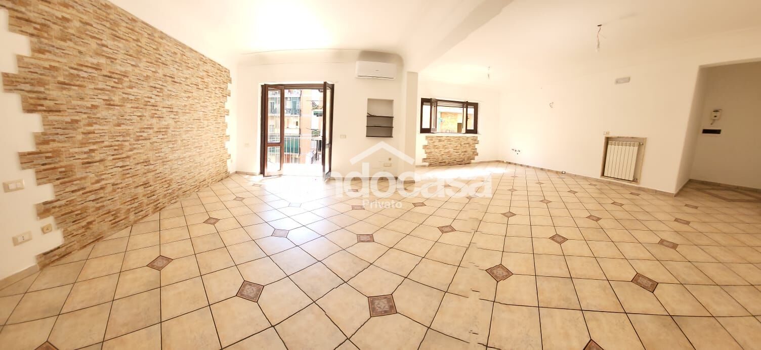 Spazioso, luminoso comodo quadrilocale, con cucina Open e 2 accessori.