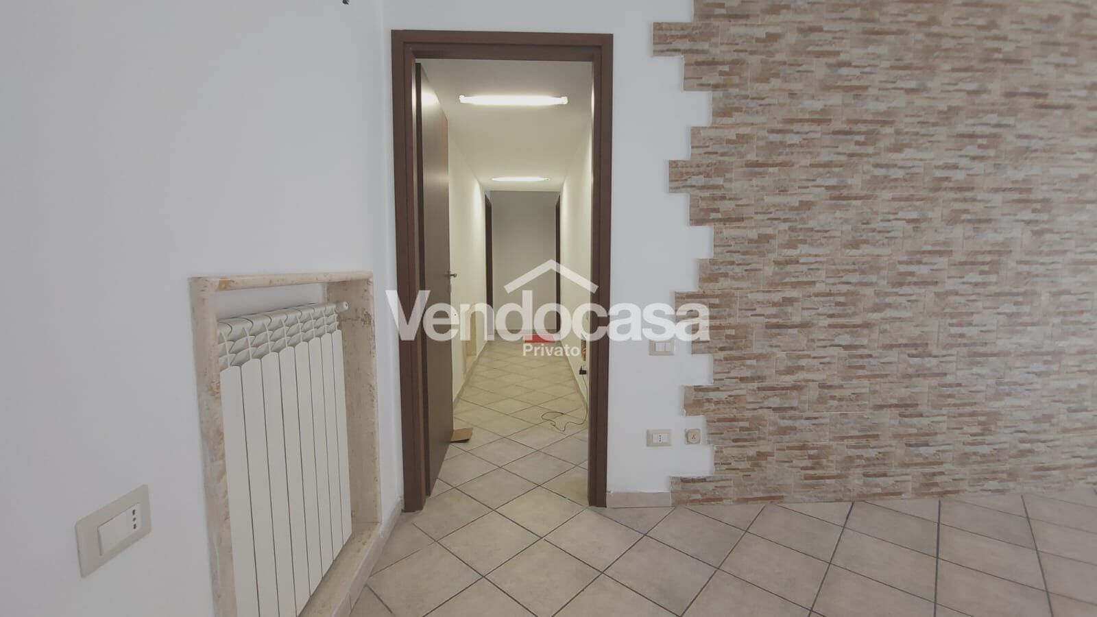 Spazioso, luminoso comodo quadrilocale, con cucina Open e 2 accessori.