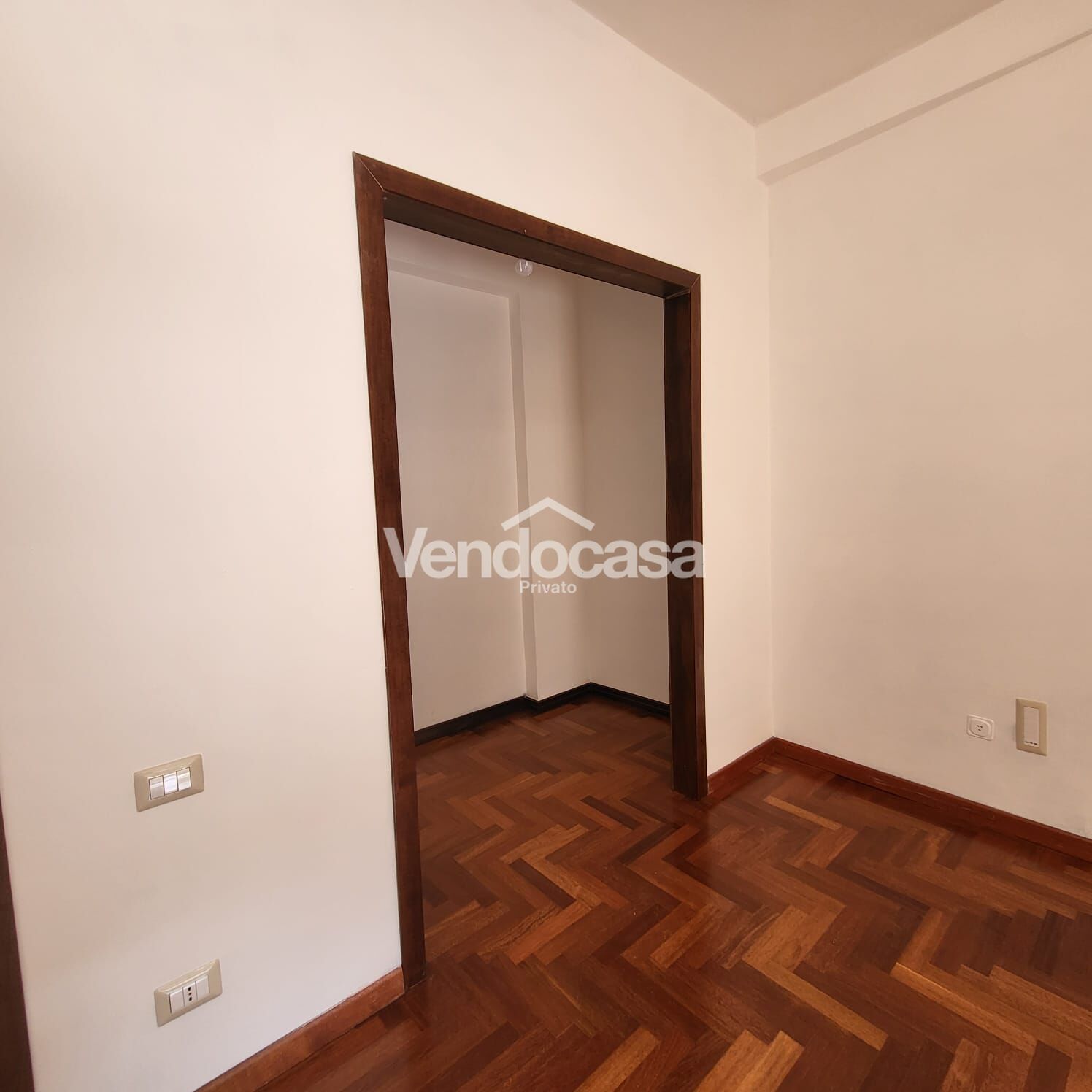 Spazioso, luminoso comodo quadrilocale, con cucina Open e 2 accessori.