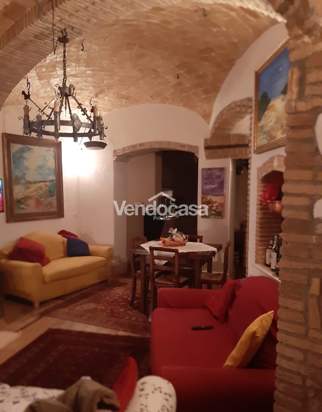Caratteristica casa in pietra arredata nel centro storico
