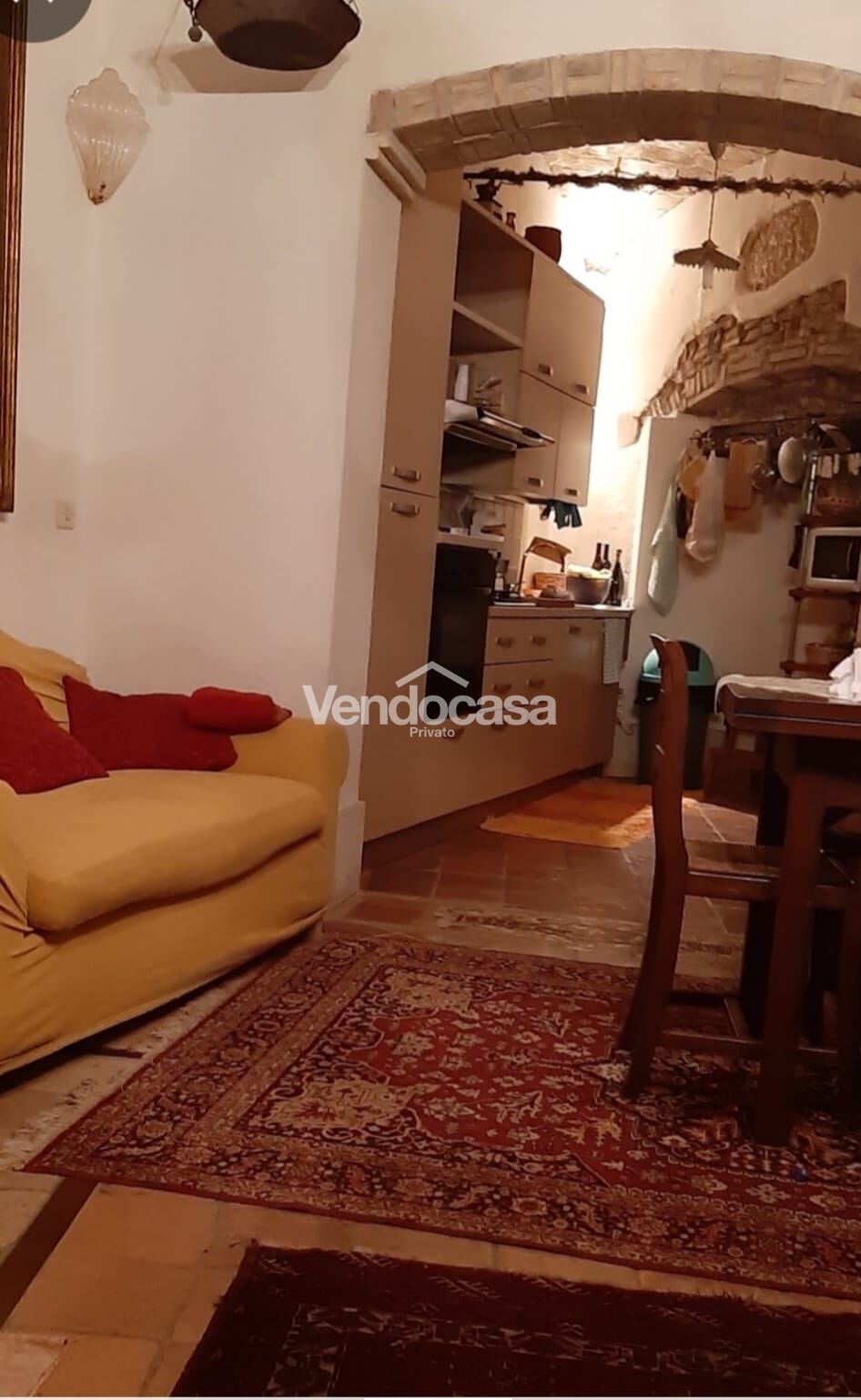 Caratteristica casa in pietra arredata nel centro storico