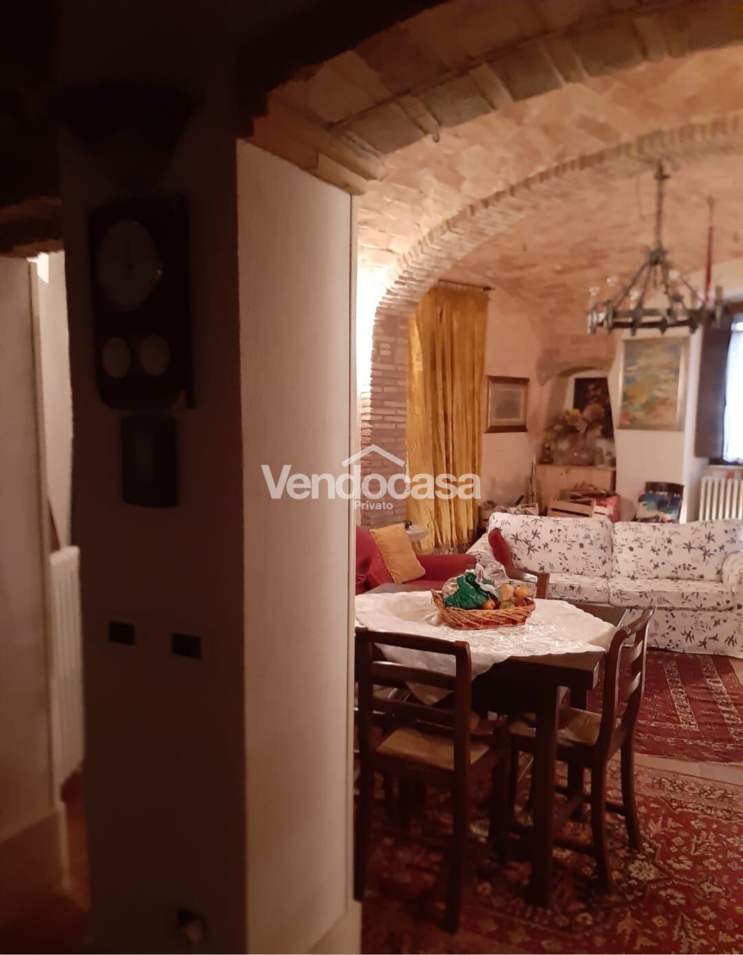 Caratteristica casa in pietra arredata nel centro storico