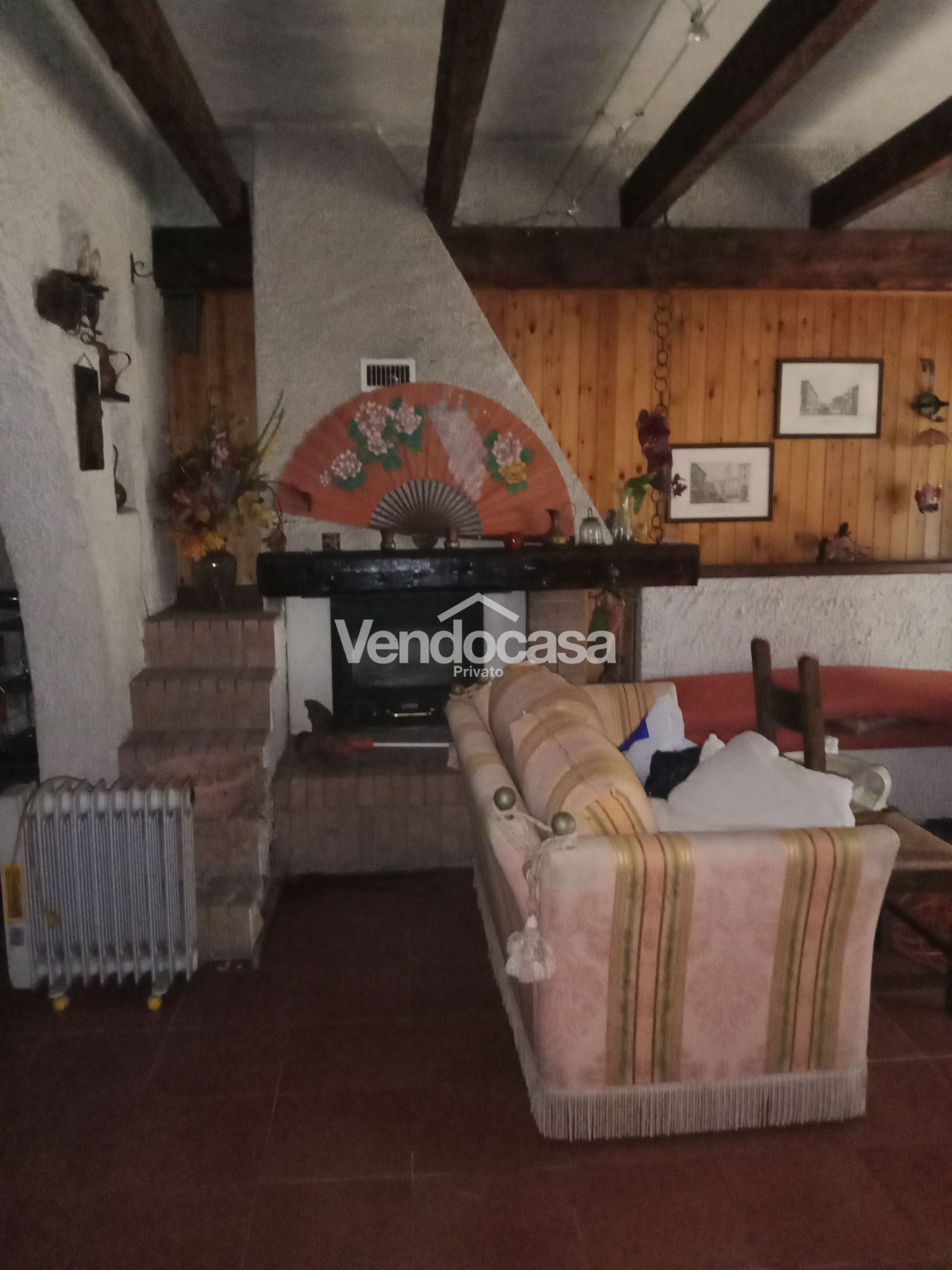 Casa indipendente con giardino privato, camino e pavimenti