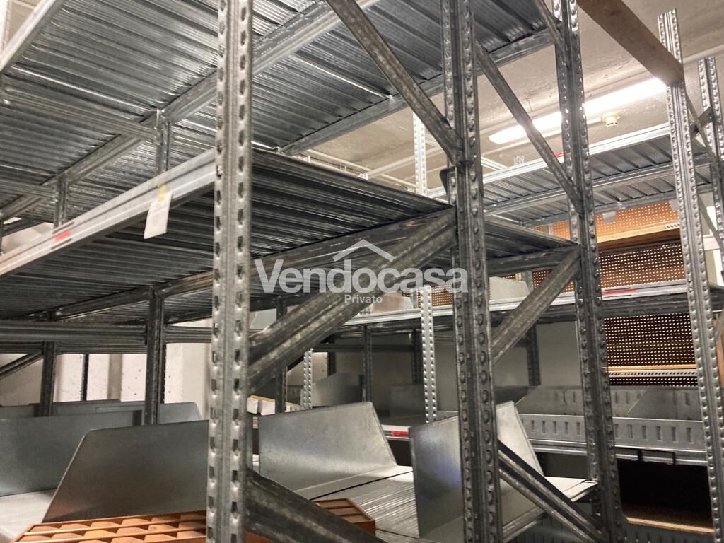 Vendesi magazzino anche uso ufficio