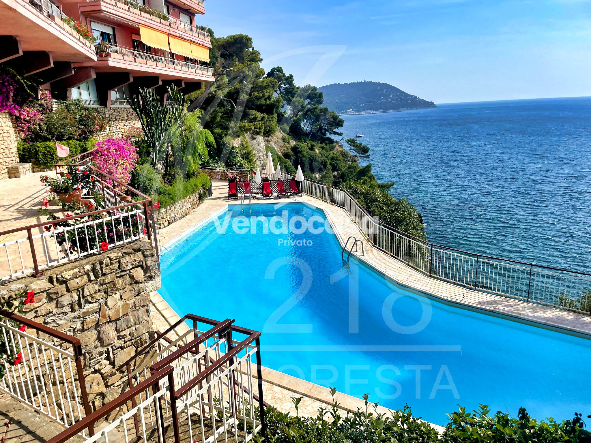 Bilocale fronte mare con terrazzo panoramico e piscina