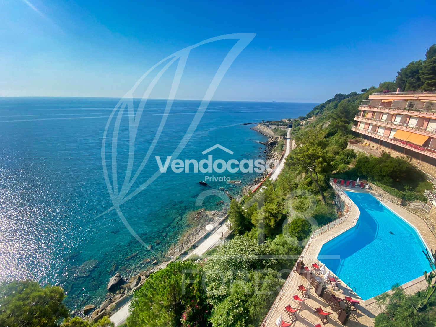 Bilocale fronte mare con terrazzo panoramico e piscina