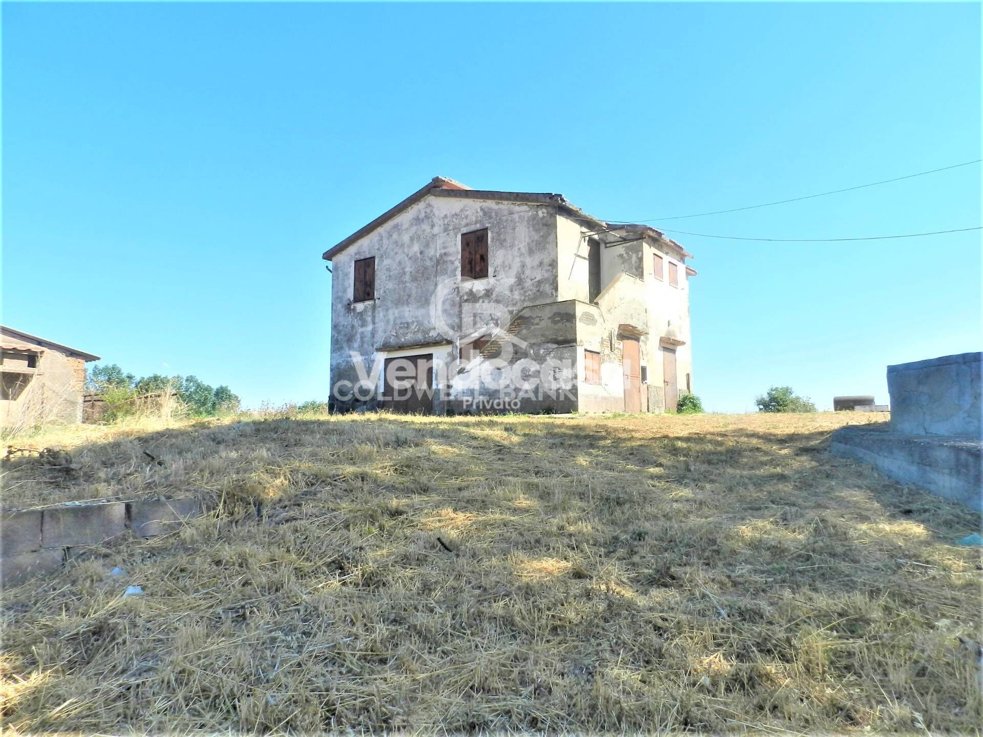 Casale da restaurare con terreno annesso – in vendita a Allumiere – foto 1