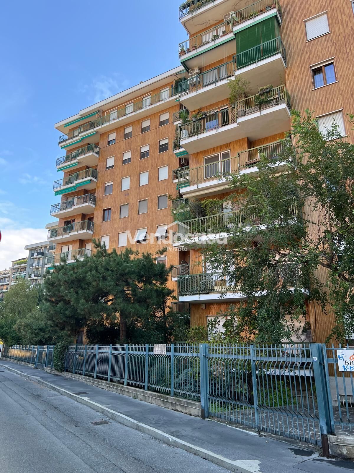 Ampio Quattro Locali con Doppi Servizi, Balconi, Cantina – in vendita a Milano – foto 1