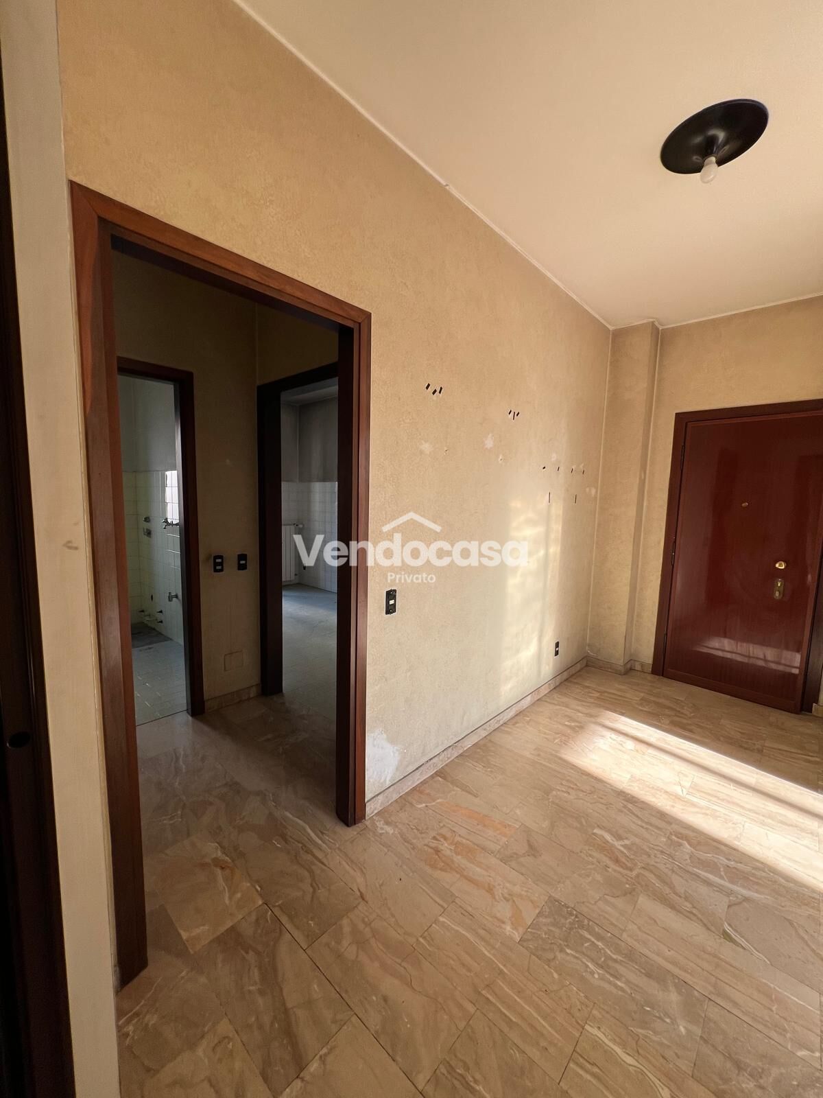Ampio Quattro Locali con Doppi Servizi, Balconi, Cantina