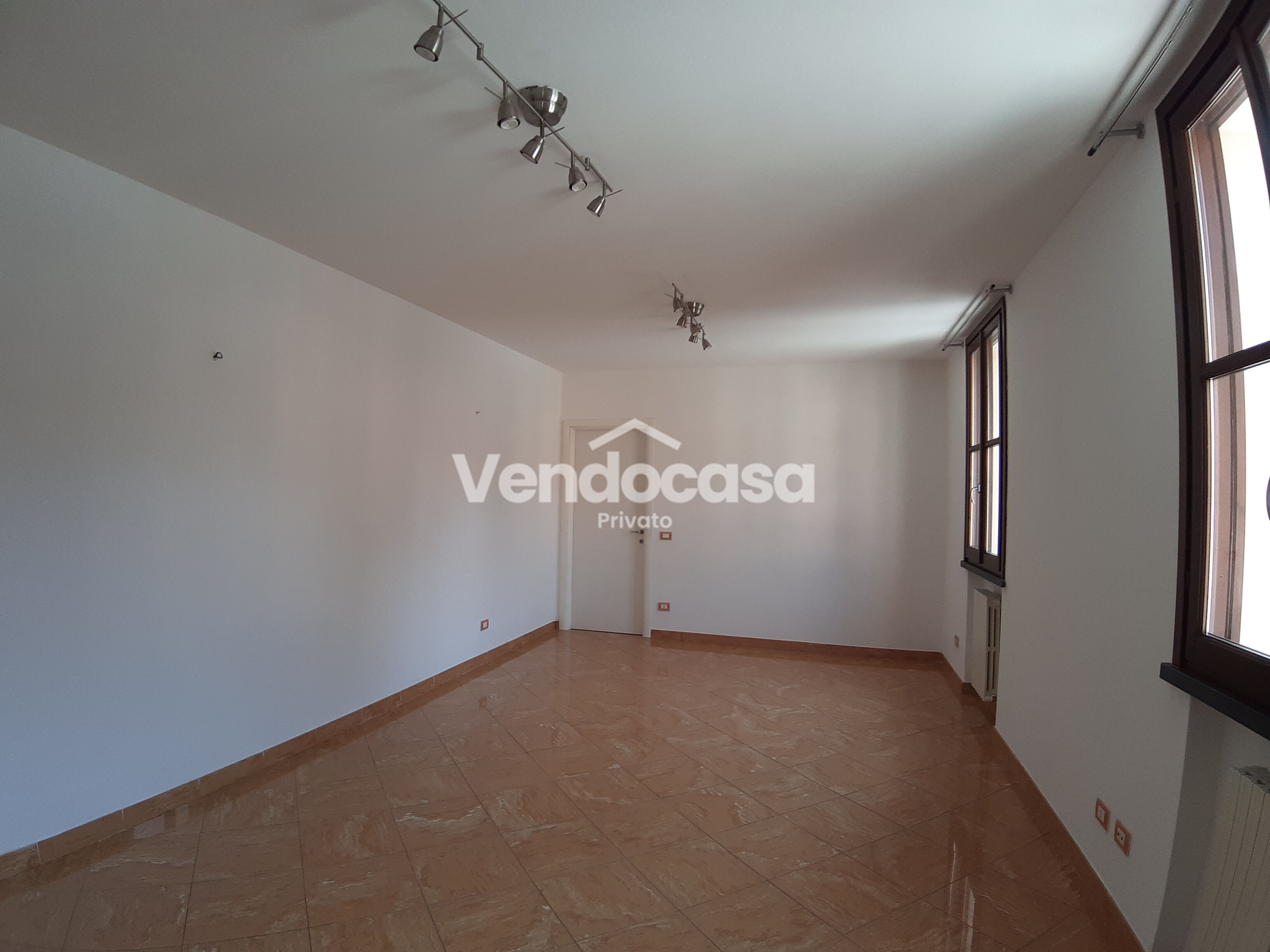 Appartamento di 5,5 vani , due bagni , luminoso e silenzioso – in vendita a Guastalla – foto 2