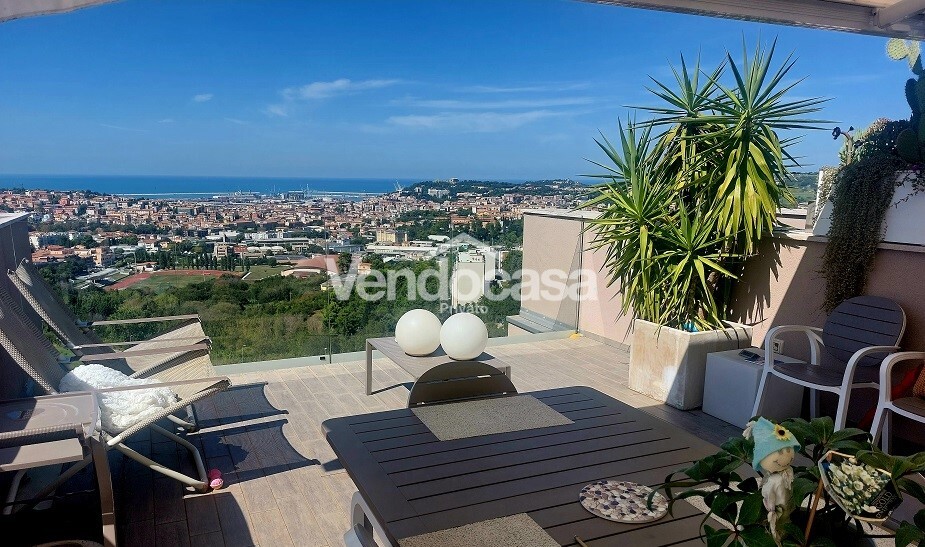 Attico con grandissimo terrazzo e vetri panoramici sul golfo di Ancona (Classe Energetica A+) – in vendita – foto 1