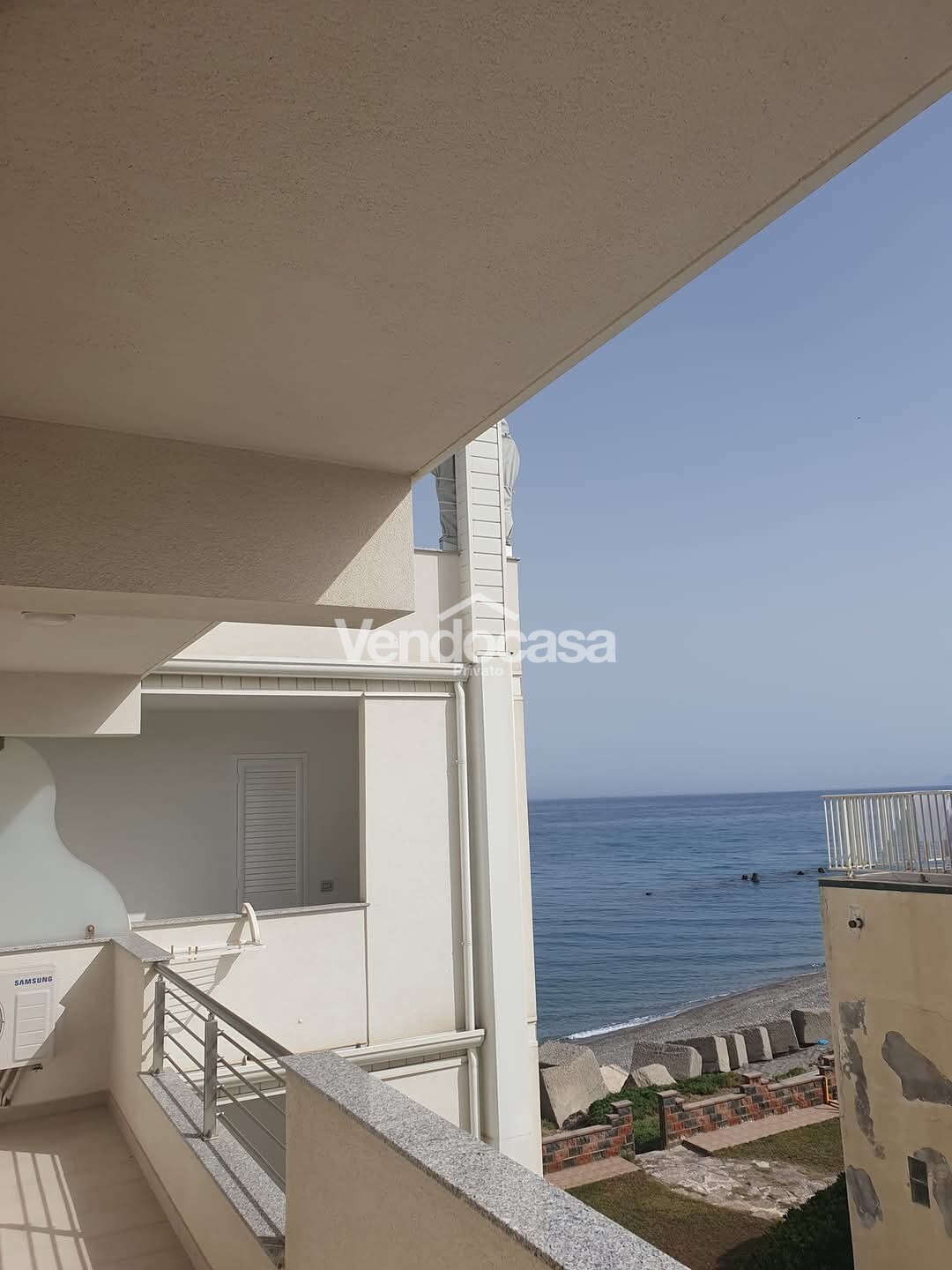 Appartamento sul mare con accesso diretto in spiaggia di fronte alle isole Eolie – in vendita a Capo d'Orlando – foto 1
