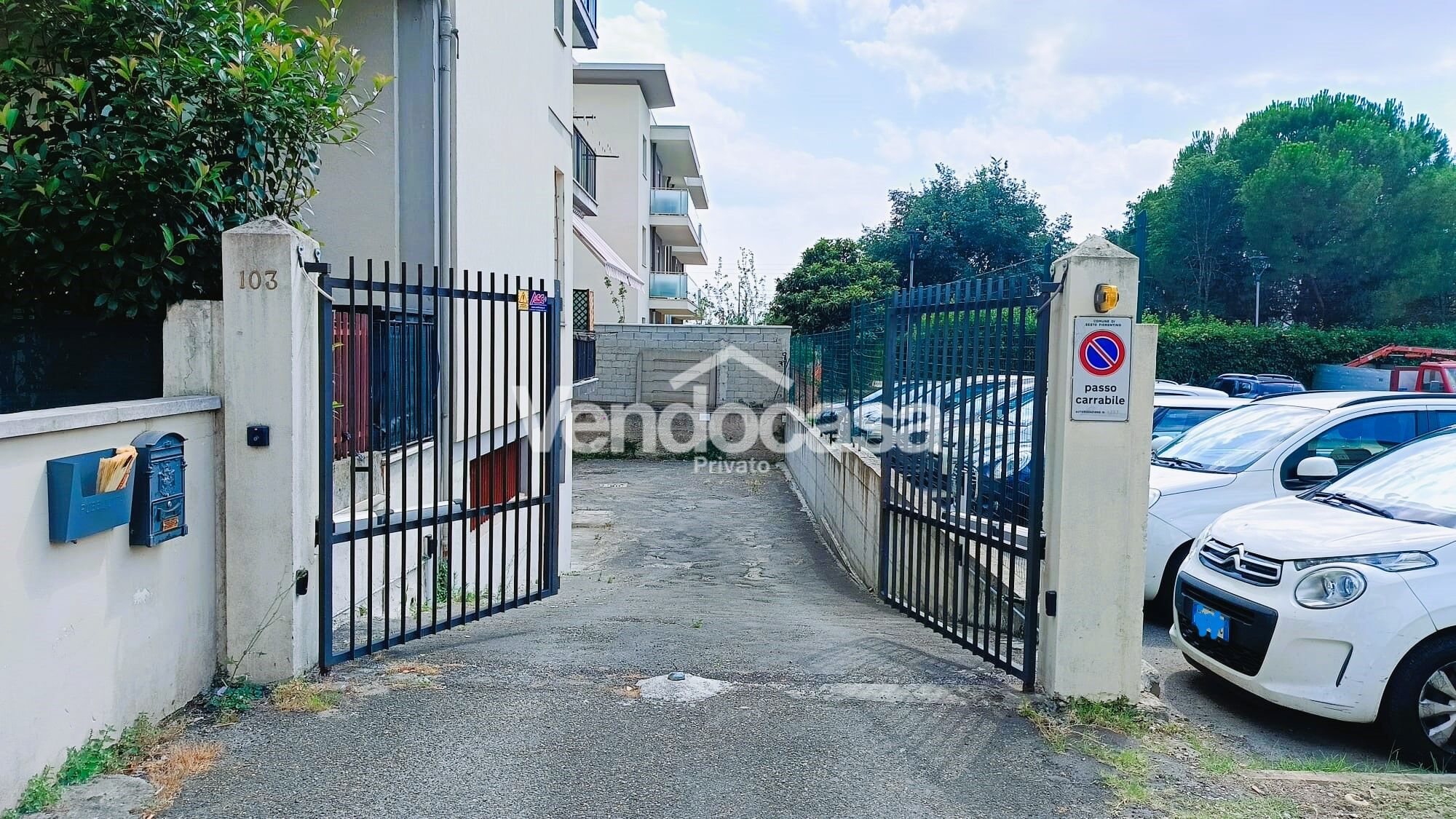 IN PROPRIETA' PRIVATA DELIMITATA DA CANCELLO AUTOMATICO SI VENDE SPAZIOSO POSTO AUTO COPERTO