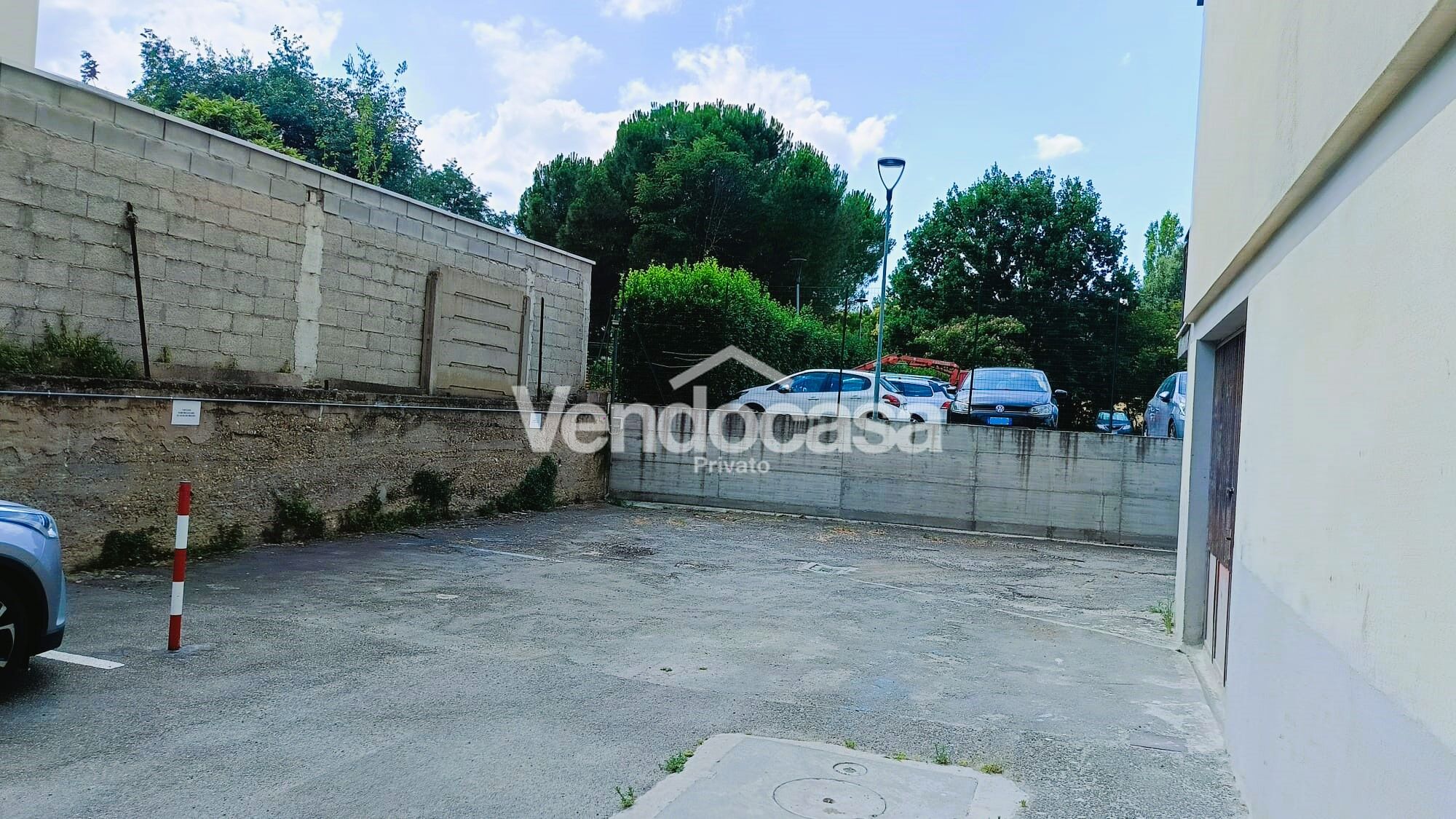 IN PROPRIETA' PRIVATA DELIMITATA DA CANCELLO AUTOMATICO SI VENDE SPAZIOSO POSTO AUTO COPERTO