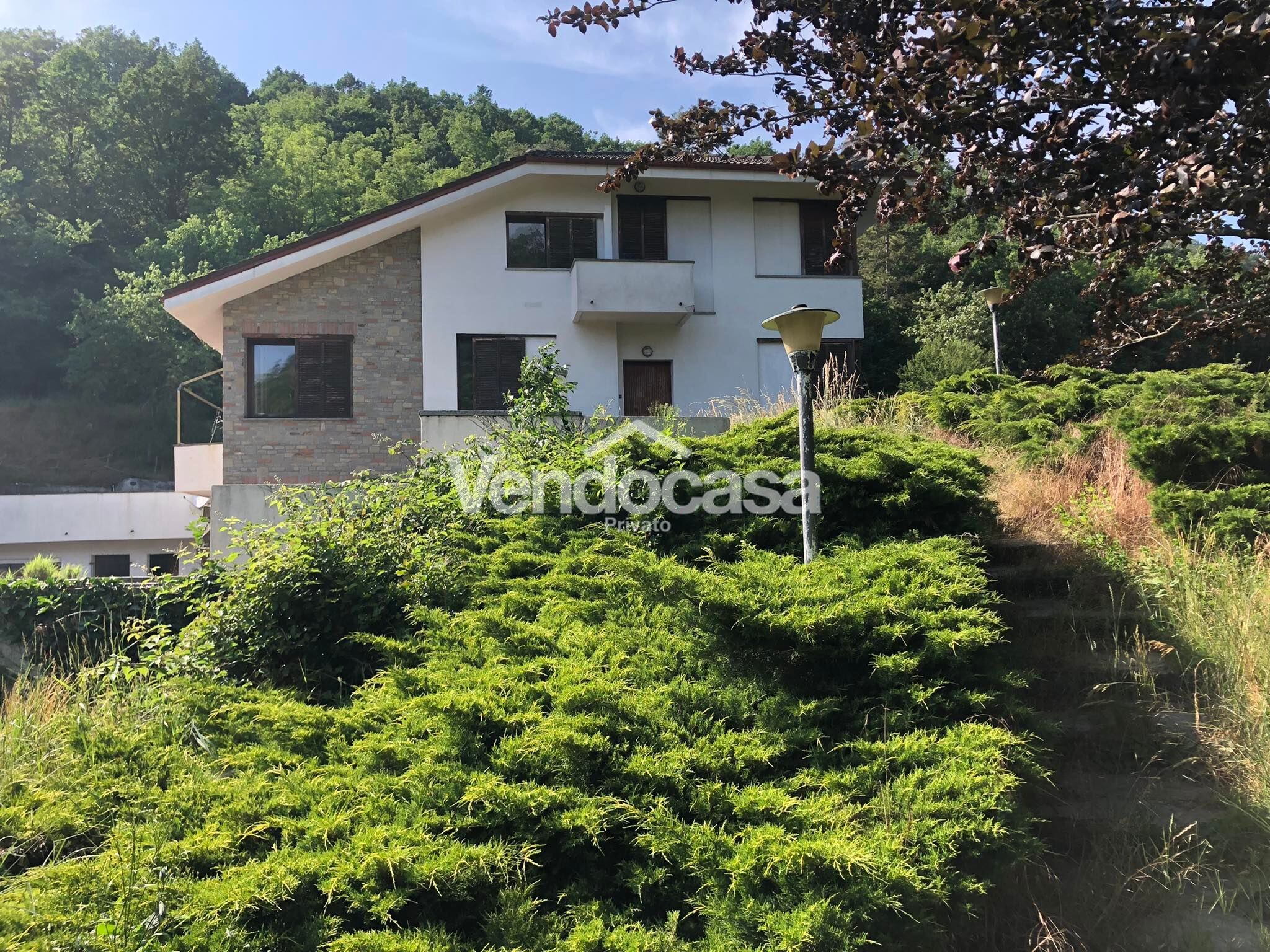 villa con piscina e parco