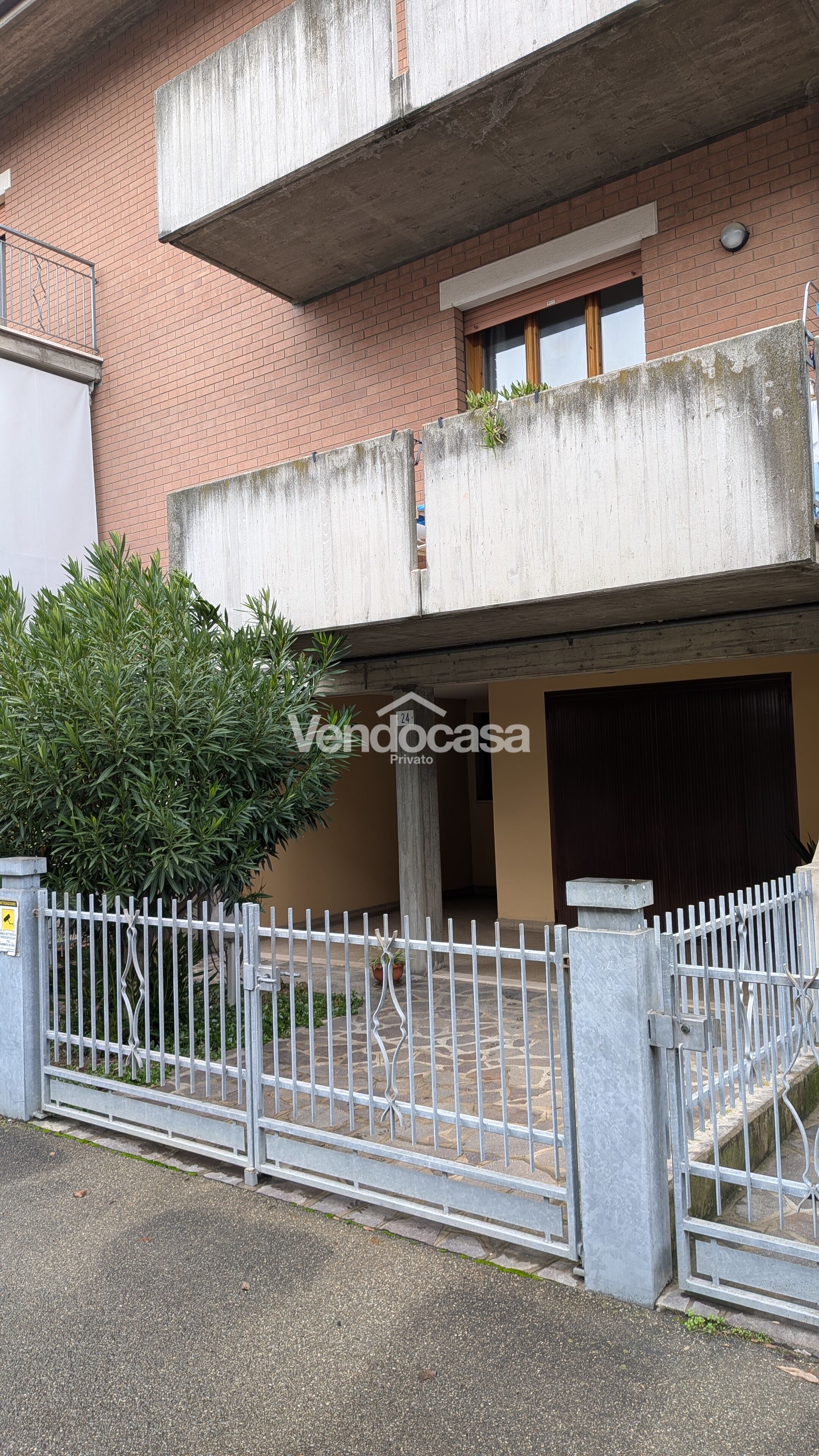 Vendesi appartamento libero indipendente in buone condizioni, luminoso e spazioso, zona tranquilla. – a Modena – foto 1