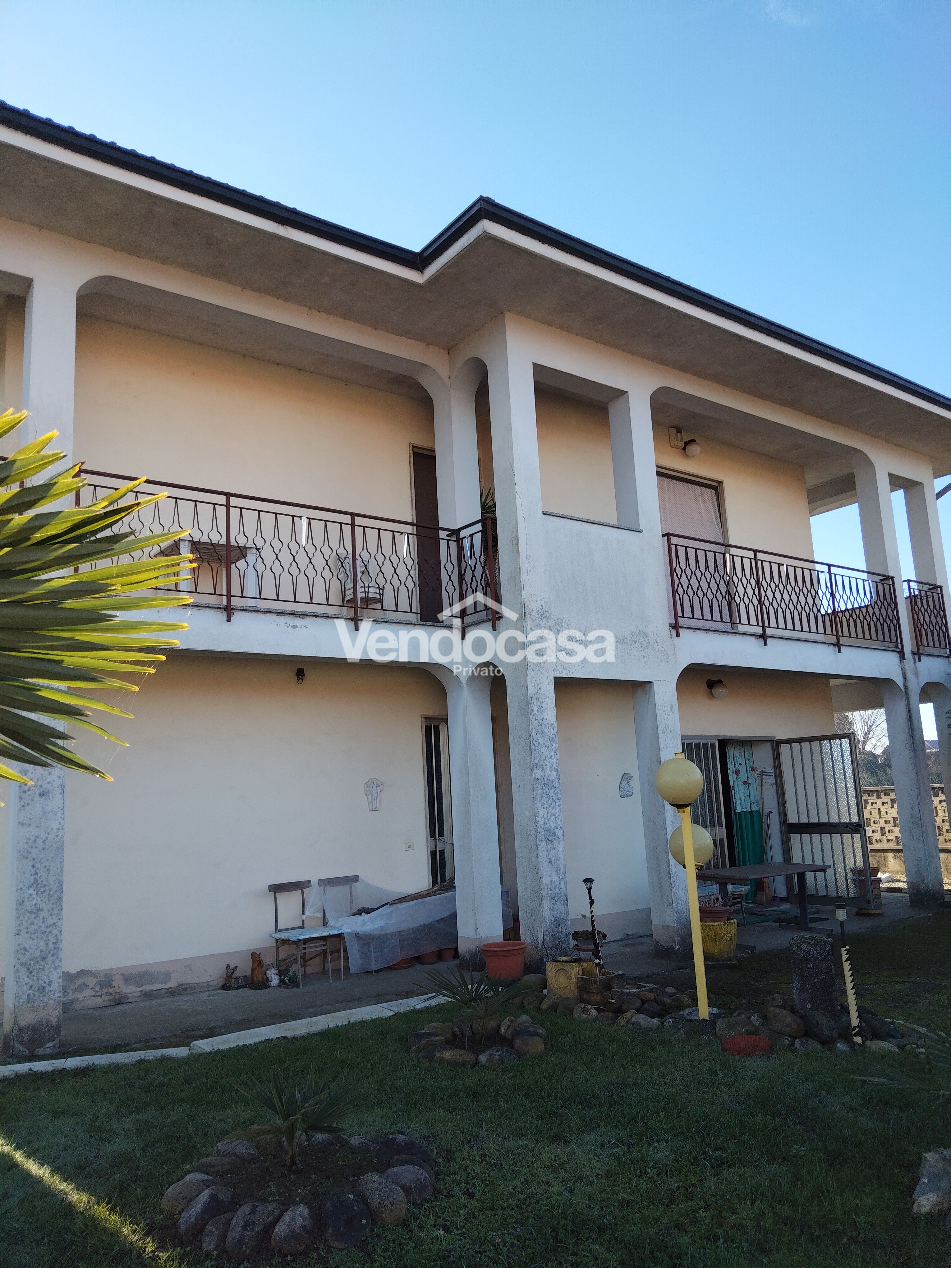 Vendo Villa tra Vercelli e Novara in buone condizioni con 210 M2 e ampio giardino 800 m