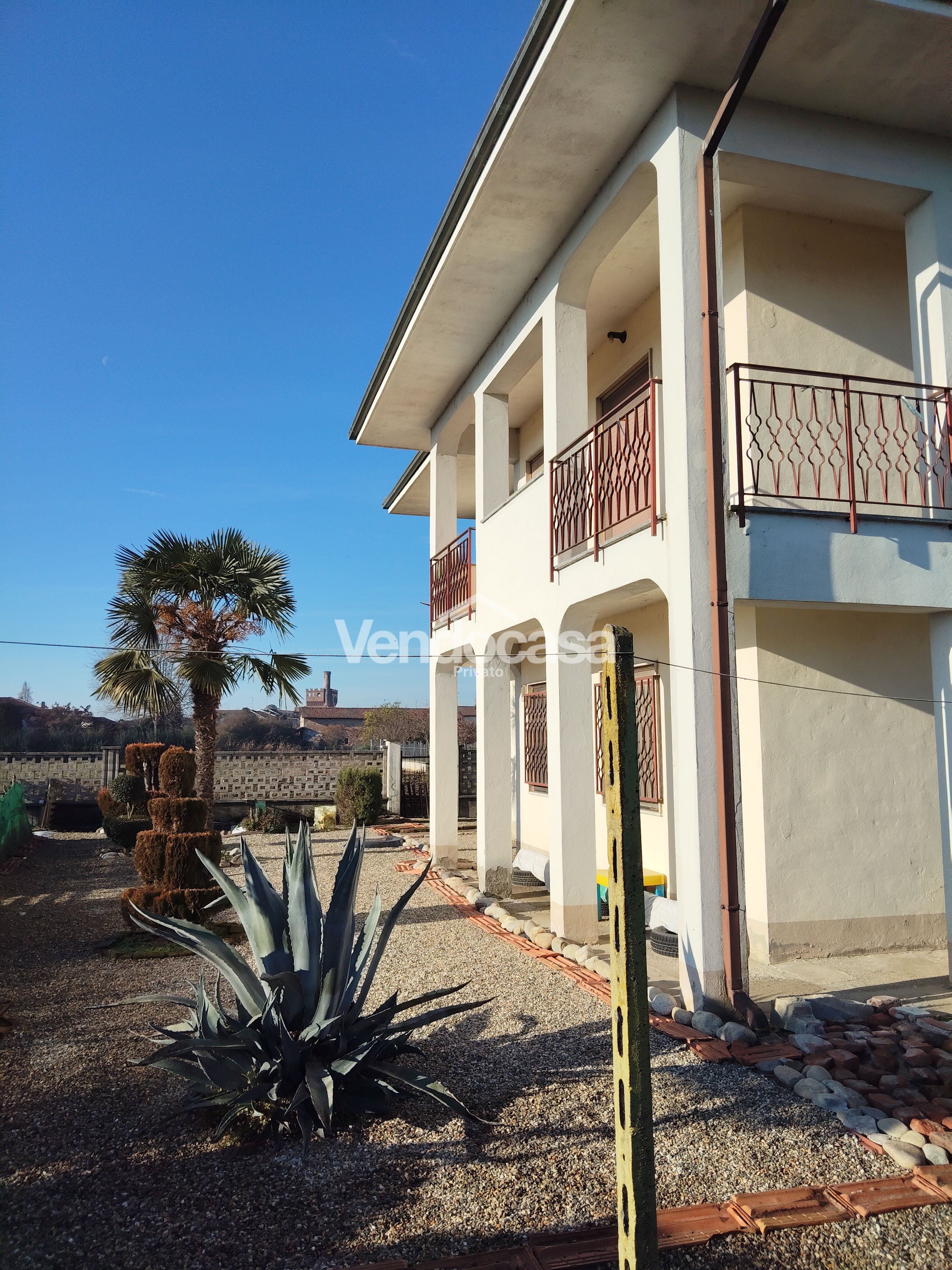 Vendo Villa tra Vercelli e Novara in buone condizioni con 210 M2 e ampio giardino 800 m – in vendita a Villata – foto 2