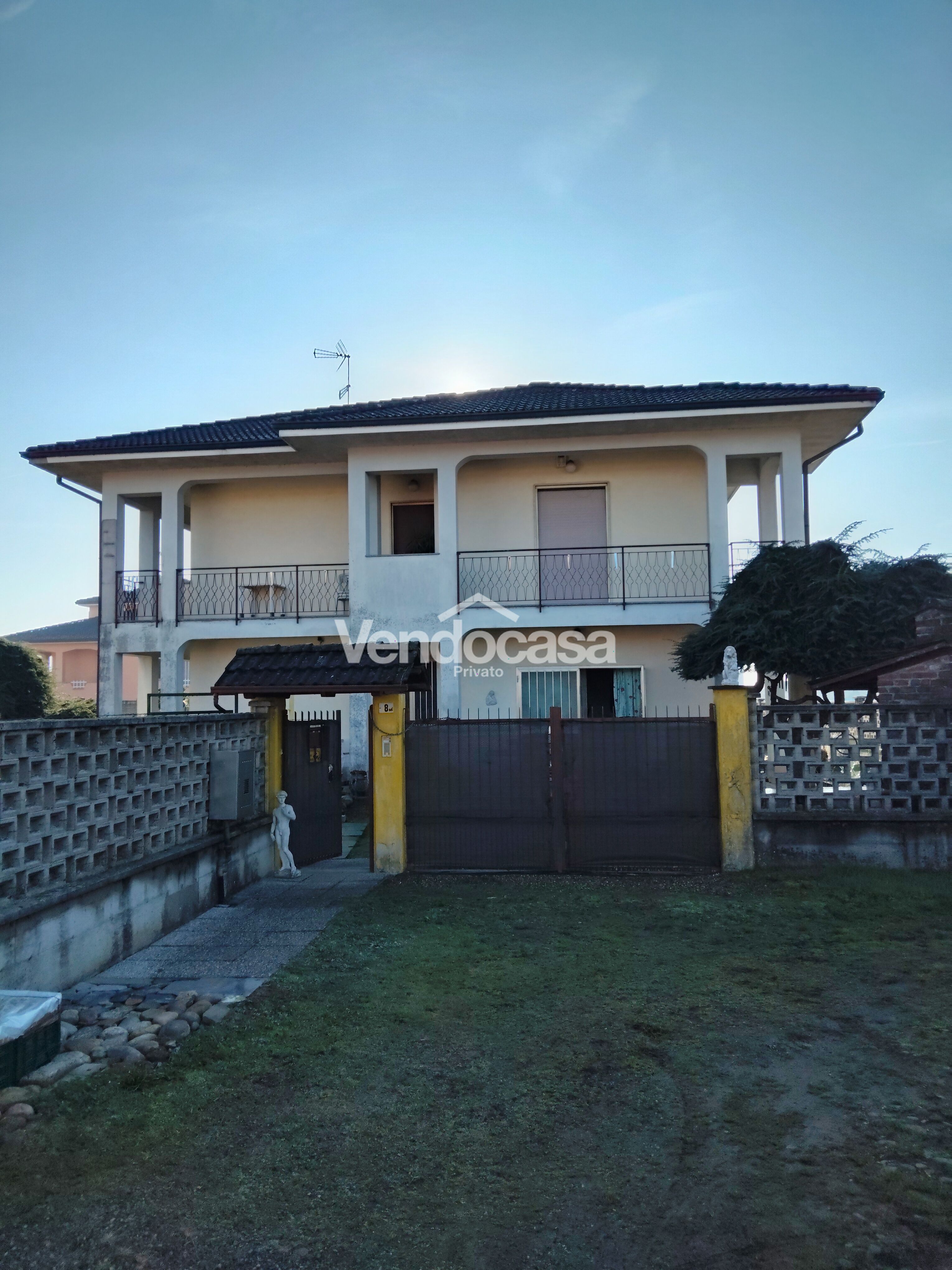 Vendo Villa tra Vercelli e Novara in buone condizioni con 210 M2 e ampio giardino 800 m – in vendita a Villata – foto 1