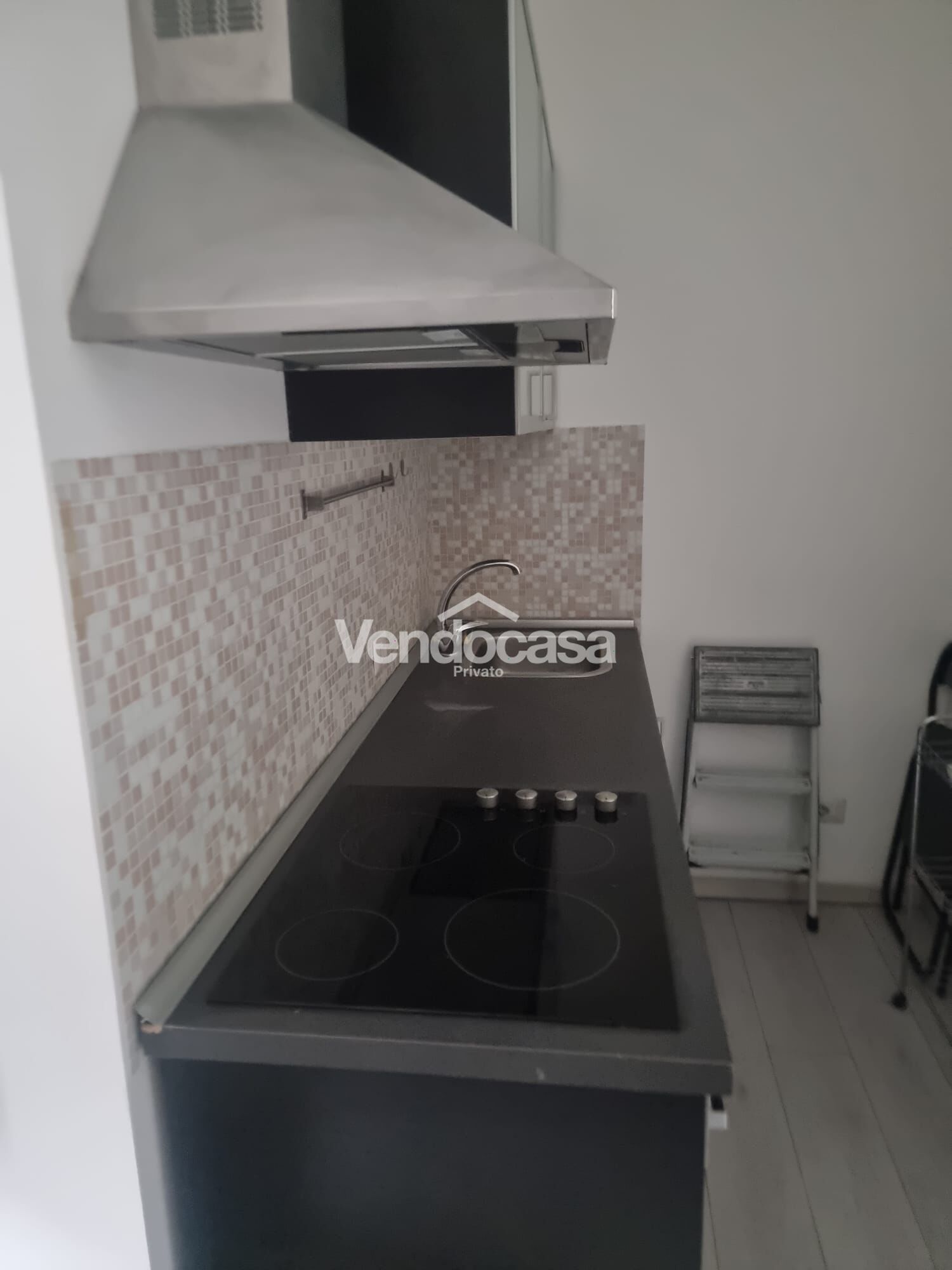 Appartamento in Viale Emilio Caldara, Milano, con cucina su misura e porta blindata