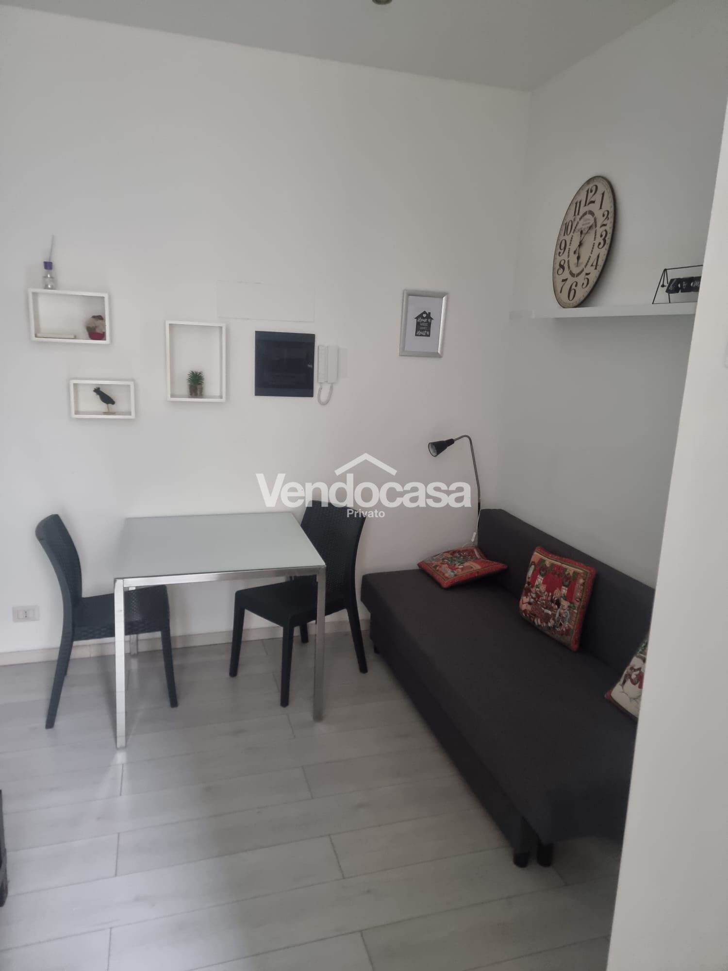 Appartamento in Viale Emilio Caldara, Milano, con cucina su misura e porta blindata
