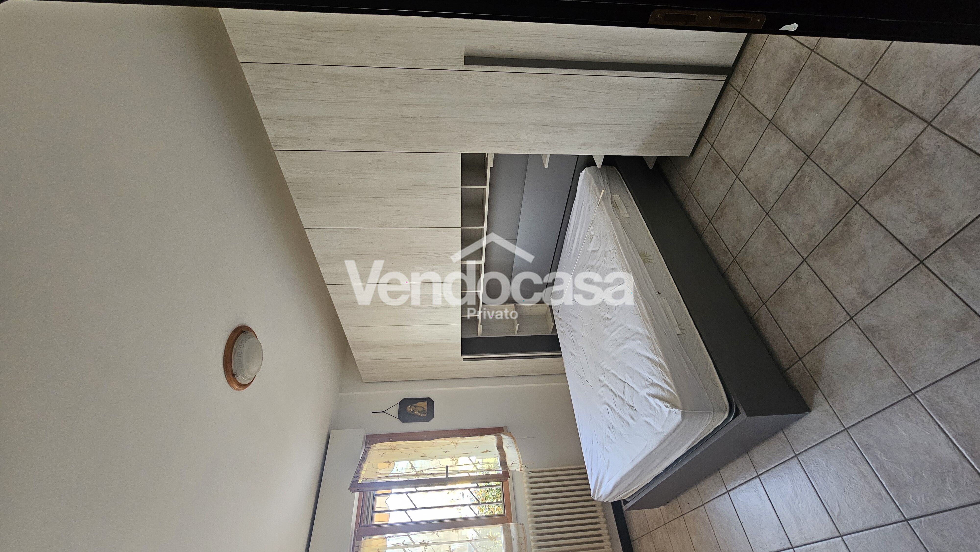 Vendiamo apartamento bilocale con cortile privato, al piano terra.