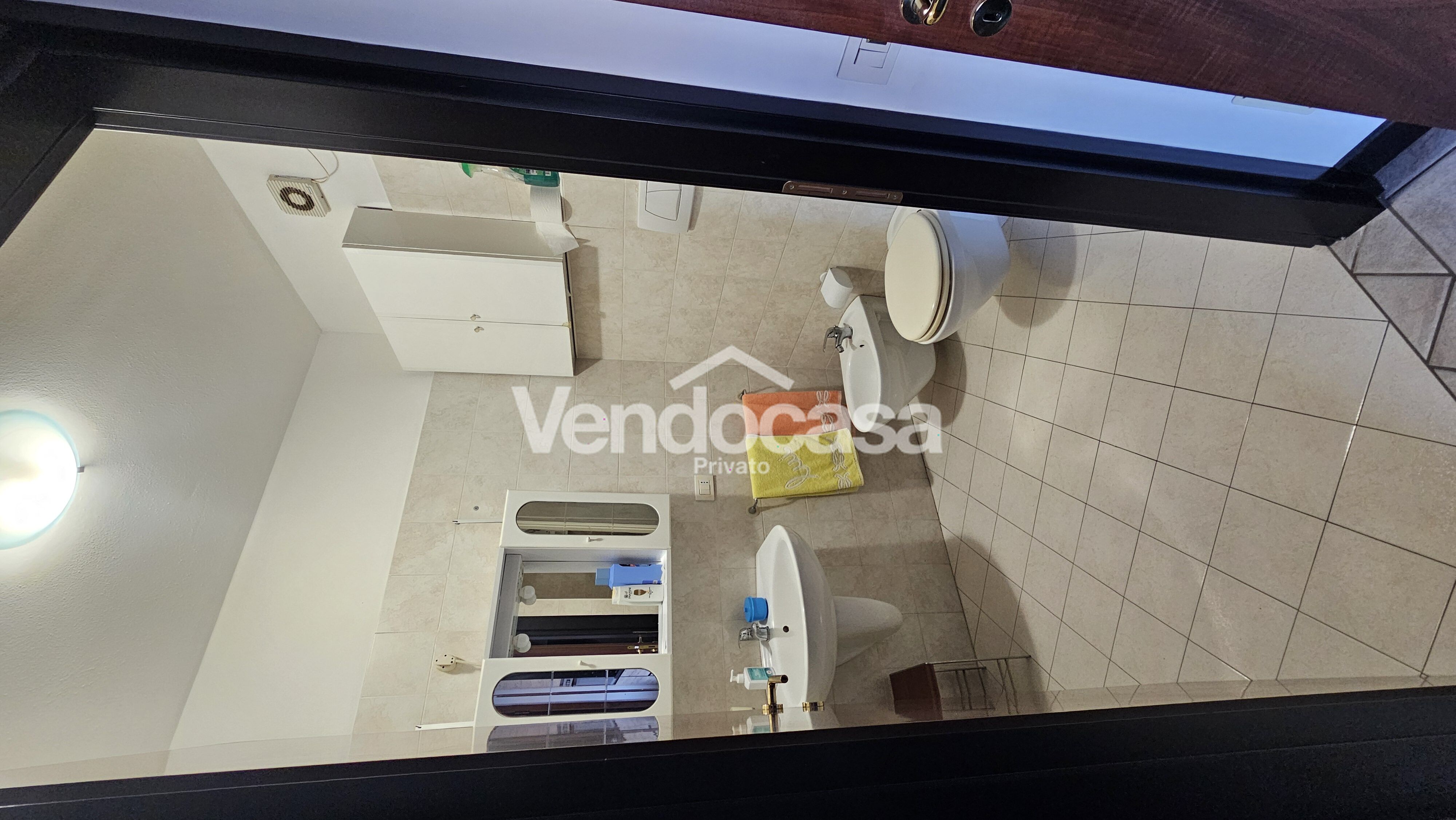Vendiamo apartamento bilocale con cortile privato, al piano terra.